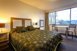 Iron/ironing board, bed sheets - Mornington Inn (Mornington)