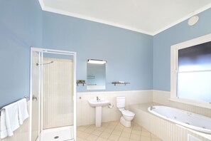 Articles de toilette gratuits, sèche-cheveux, serviettes fournies, savon