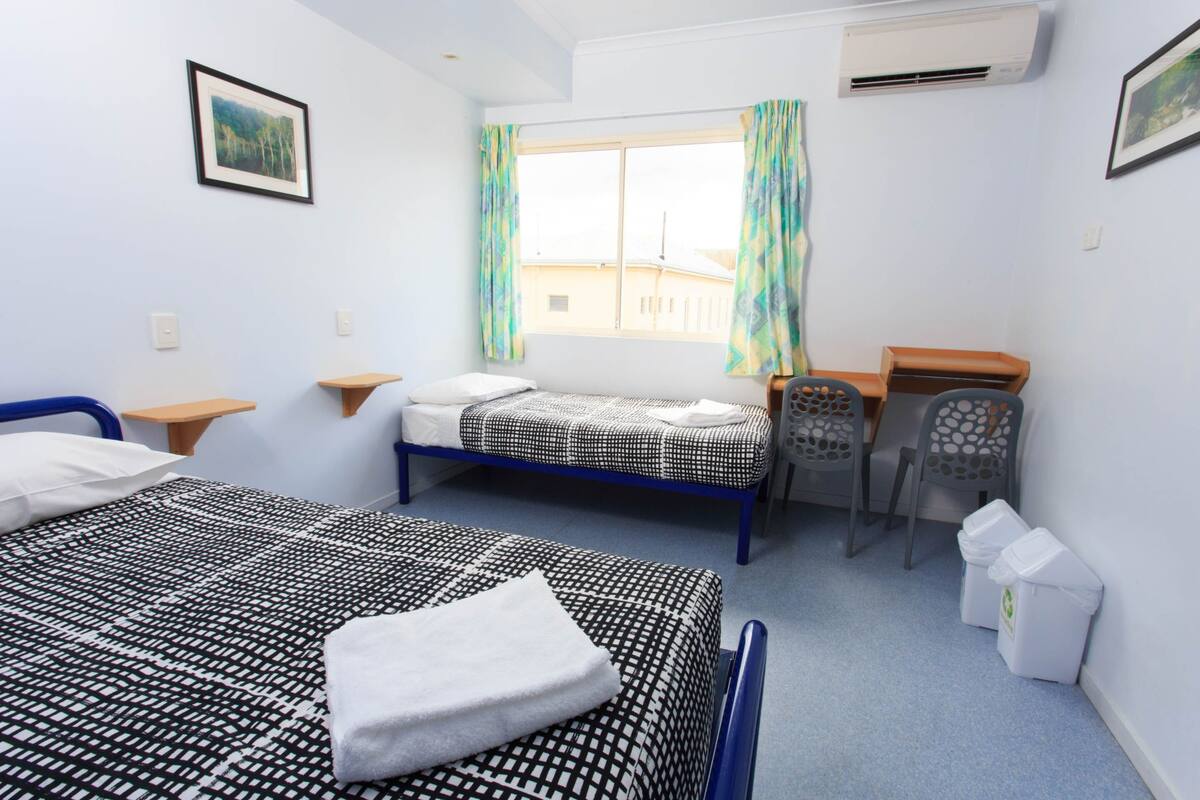 Quarto duplo, banheiro privativo | 1 quarto, cofres nos quartos, Wi-Fi de cortesia, roupa de cama