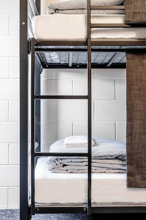 Free WiFi, bed sheets - YHA Cairns Central (Cairns)