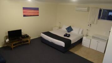 Desk, soundproofing, iron/ironing board, free WiFi