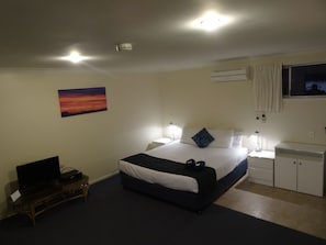 Habitación | Escritorio, sistema de insonorización, tabla de planchar con plancha