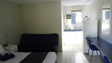 Room (Motel Room) | Desk, soundproofing, iron/ironing board, free WiFi