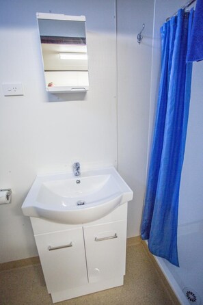 Shower, hair dryer, towels - Leichhardt Accommodation (Mornington)