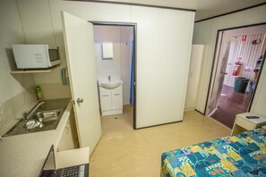 Desk, blackout drapes, soundproofing, iron/ironing board - Leichhardt Accommodation (Mornington)