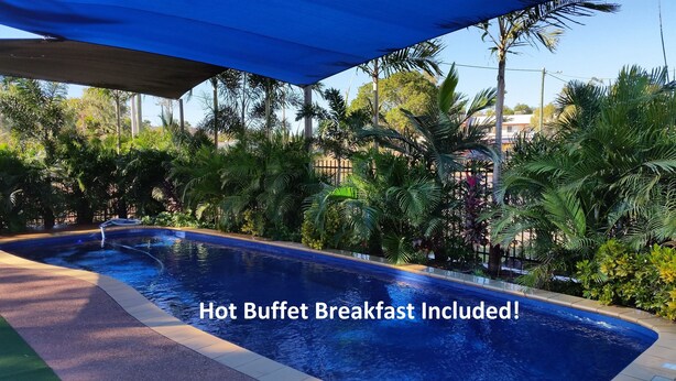 A swimming pool with a blue canopy and lush greenery around it. - Leichhardt Accommodation (Mornington)