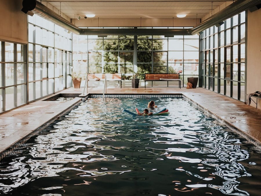 Kolam renang indoor dan 2 kolam renang outdoor