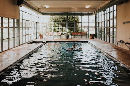 Indoor pool, 2 outdoor pools