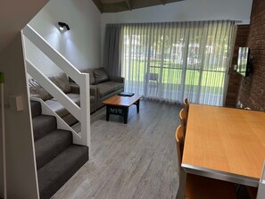 42–tuumainen taulutelevisio, jossa digitaalikanavat