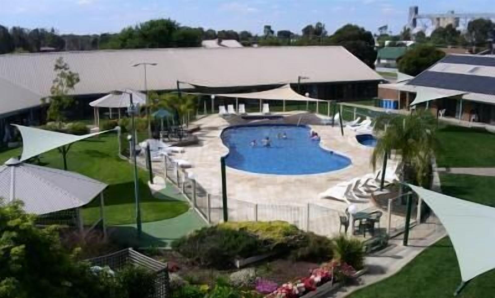 Kolam renang indoor dan 2 kolam renang outdoor
