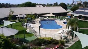 Kolam renang indoor dan 2 kolam renang outdoor