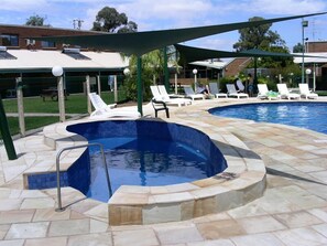 Piscine couverte, 2 piscines extérieures