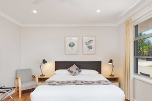 Deluxe Studio, 1 King Bed, Kitchenette