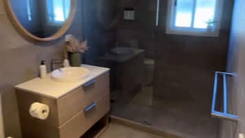 Apartemen Keluarga | Kamar mandi | Shower, bathtub besar, perlengkapan mandi gratis, dan pengering rambut
