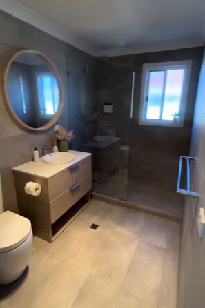 Family Apartment | Bathroom | Shower, deep-soaking bathtub, free toiletries, hair dryer - Port Vincent Motel & Apartments (Port Vincent)