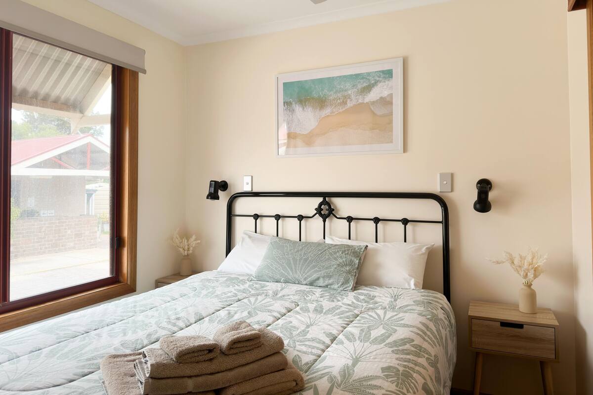 Laptop workspace, iron/ironing board, WiFi, bed sheets