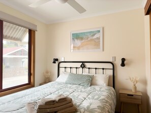 Laptop workspace, iron/ironing board, WiFi, bed sheets - Port Vincent Motel & Apartments (Port Vincent)