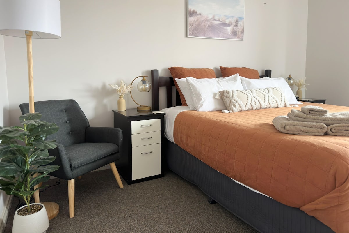 Laptop workspace, iron/ironing board, WiFi, bed sheets