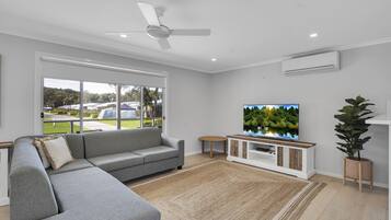 Cabaña, 3 habitaciones (Paperbark) | Zona de estar | Una televisión de pantalla plana, un reproductor de DVD