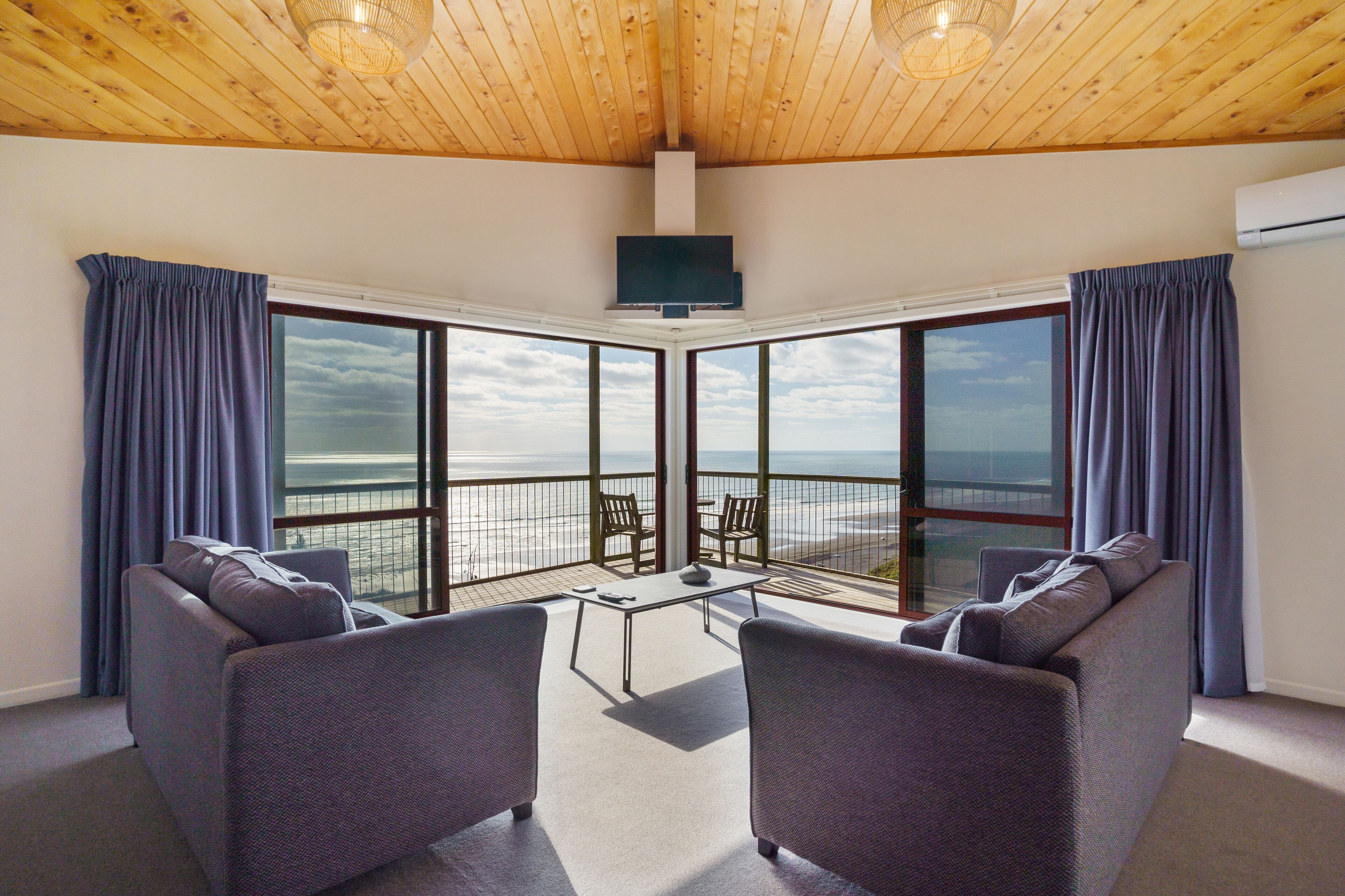 Deluxe Chalet, 2 Bedrooms, Kitchenette, Ocean View (Chalet) | Living area