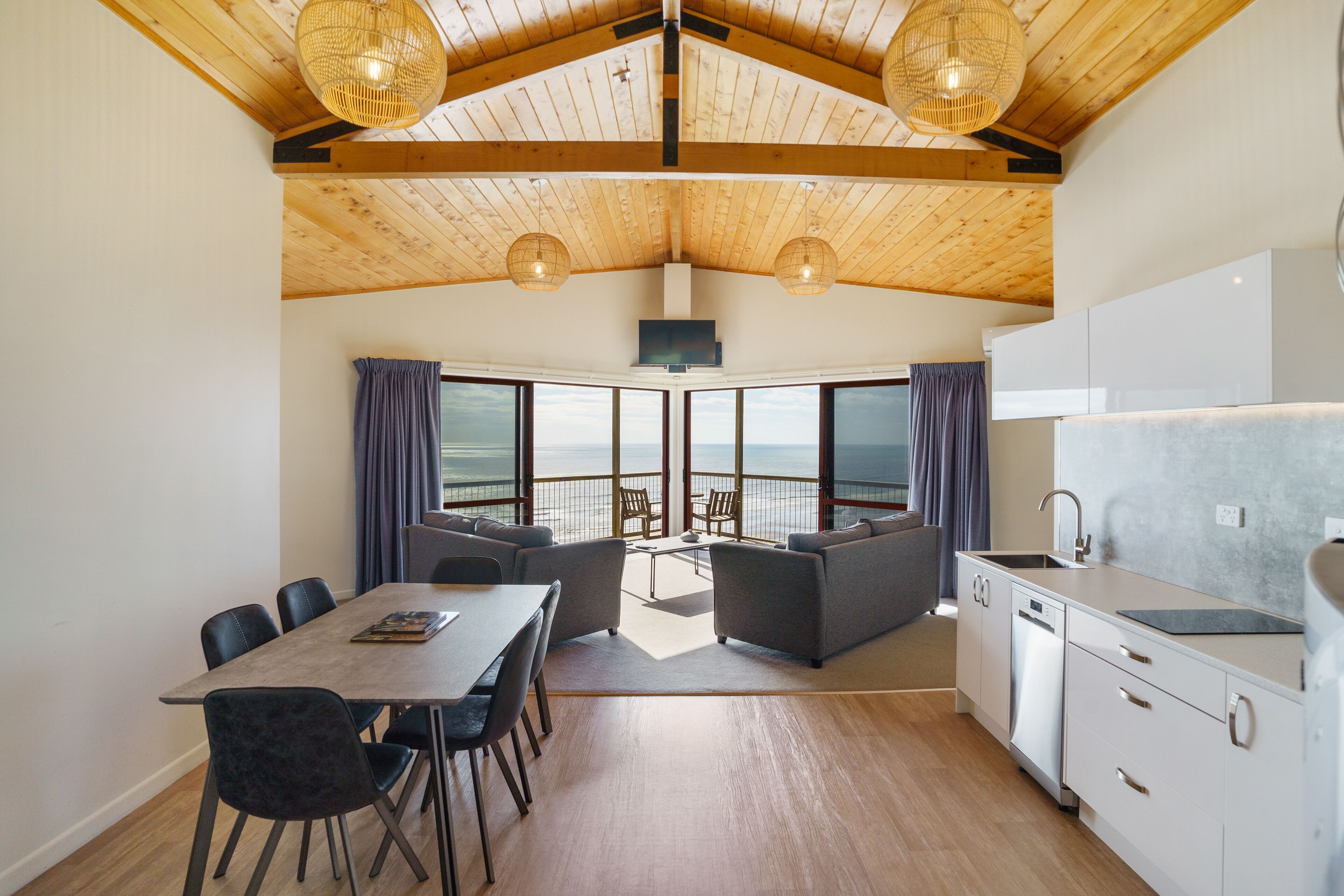 Deluxe Chalet, 2 Bedrooms, Kitchenette, Ocean View (Chalet) | Dining room