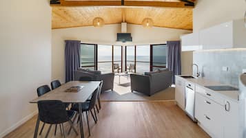 Deluxe Chalet, 2 Bedrooms, Kitchenette, Ocean View (Chalet) | Dining room