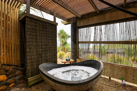 Couples treatment room(s), body treatments, aromatherapy, body wraps. Castaways Resort