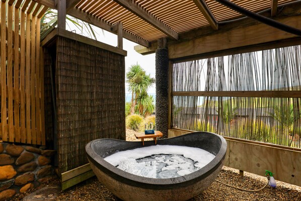 Couples treatment rooms, body treatments, aromatherapy, body wraps - Castaways Resort (Lake Puketi)
