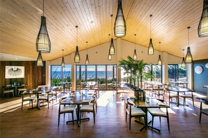 Restaurant - Castaways Resort (Lake Puketi)
