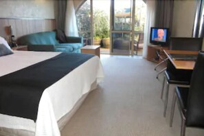 Suíte família, 1 quarto, para não fumantes, acesso à piscina | Roupas de cama de algodão egípcio, roupas de cama premium