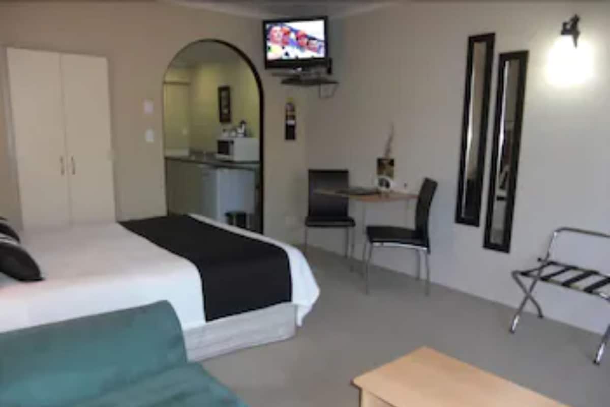 Standard Studio Suite, 1 Queen Bed, Jetted Tub, Ground Floor | Egyptian cotton sheets, premium bedding, down comforters