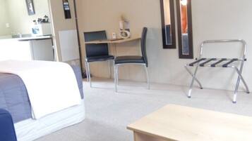 Standard Studio Suite, 1 Queen Bed, Jetted Tub, Ground Floor | Living area