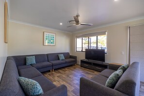 Hytte | Oppholdsområde | En 32-tommers TV med kabel-kanaler