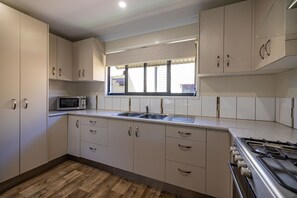 Palm Lodge | Private kitchen | Fridge, microwave, stovetop, electric kettle - NRMA Capricorn Yeppoon Holiday Park (Mulambin)