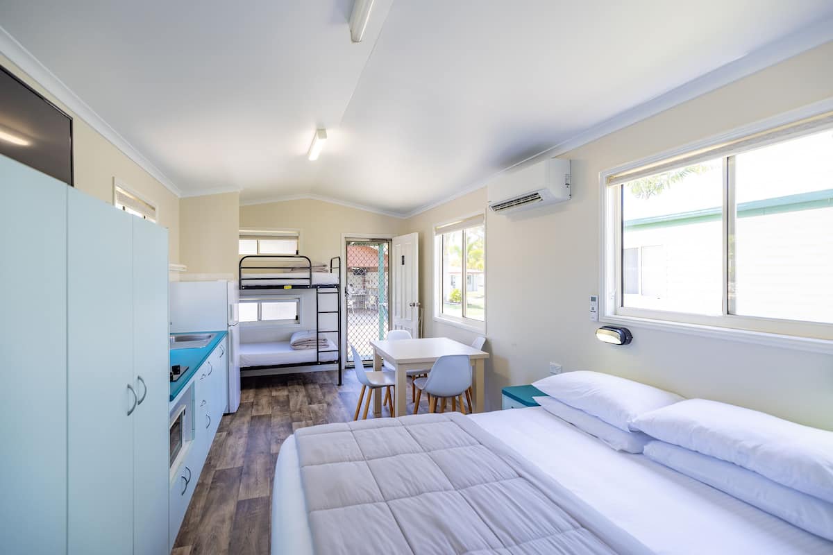 Estudio estándar, no fumadores, cocina básica | 1 dormitorio, tabla de planchar con plancha, wifi gratis y ropa de cama