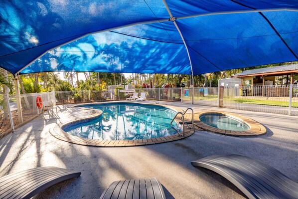 สระว่ายน้ำกลางแจ้ง