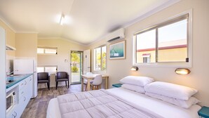 Un dormitorio con una cama grande, un escritorio y una silla.