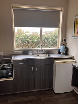 Standard Studio, Non Smoking, Kitchen | Private kitchen | Fridge, microwave, stovetop, coffee/tea maker
