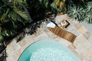 室外泳池；躺椅