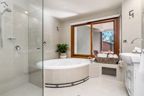 デラックス ルーム キングベッド 1 台 ガーデンビュー | バスルーム | バスアメニティ (無料)、ヘアドライヤー、タオル