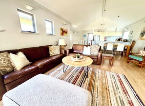 Executive Beach House with Outdoor spa and Ocean view | Living area