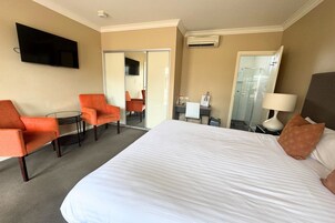 Escritorio, wifi gratis y ropa de cama 