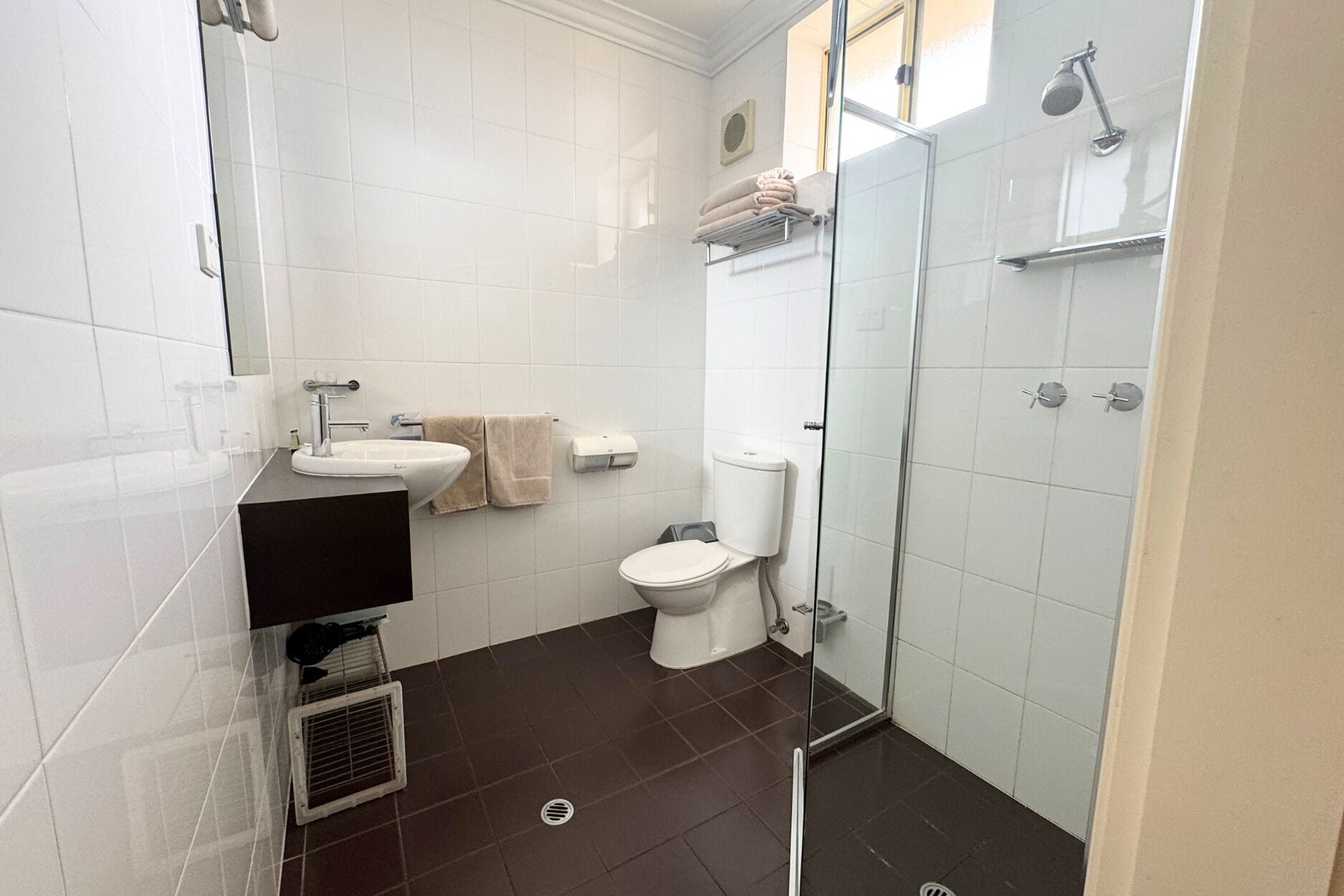 Douche, articles de toilette gratuits, sèche-cheveux