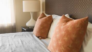 Deluxe Room, 1 King Bed | Desk, free WiFi, bed sheets