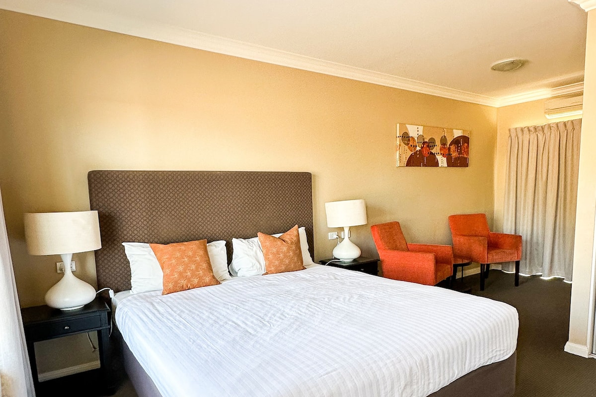 Deluxe kamer, niet-roken, balkon (Deluxe Courtyard) | 1 slaapkamer, een bureau, gratis wifi, beddengoed
