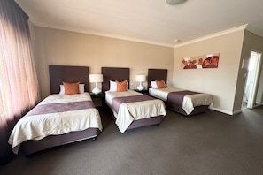 Chambre Deluxe, 3 lits jumeaux (Large Deluxe Room) | Bureau, accĂšs au Wi-Fi (inclus), literie fournie