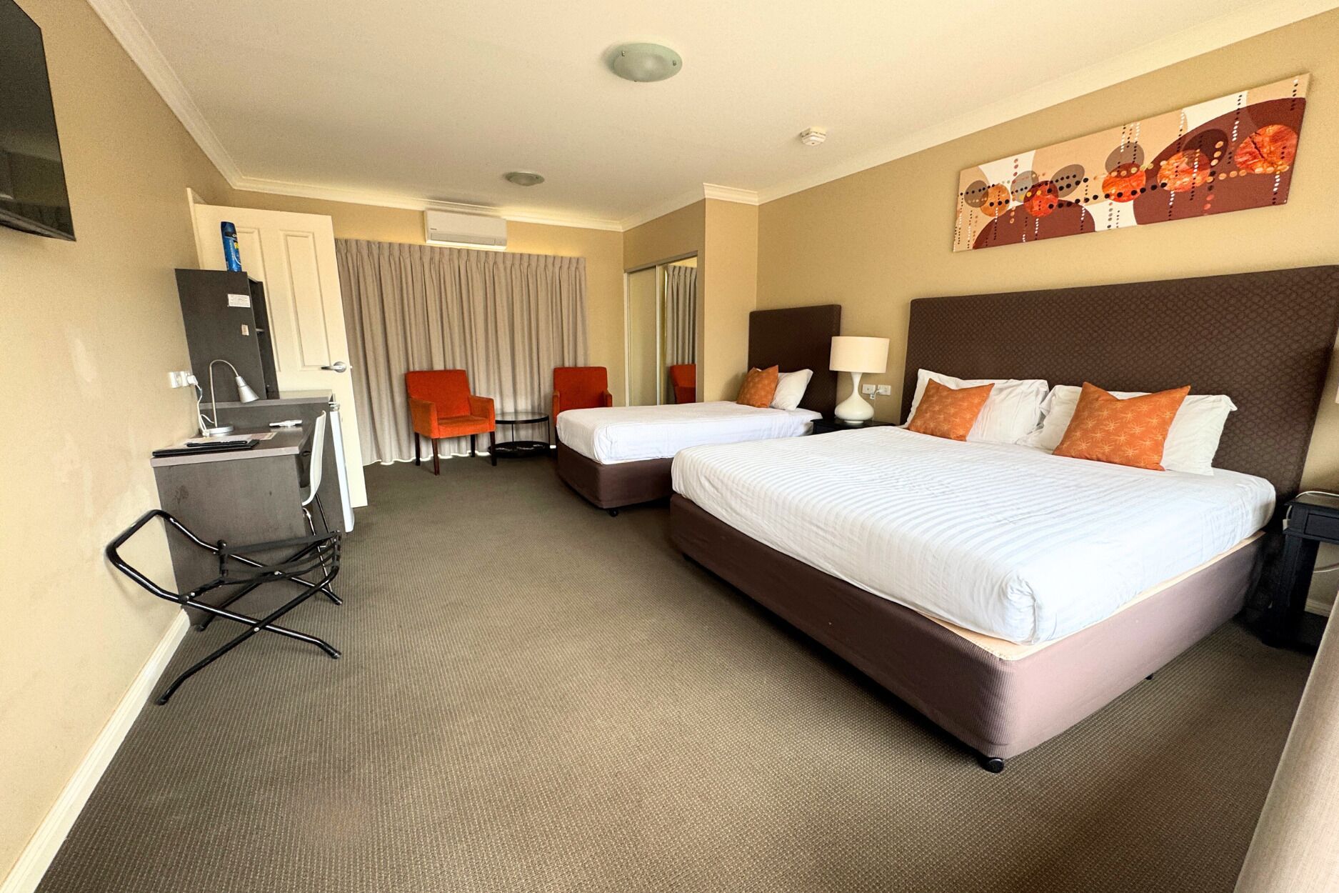 Een bureau, gratis wifi, beddengoed