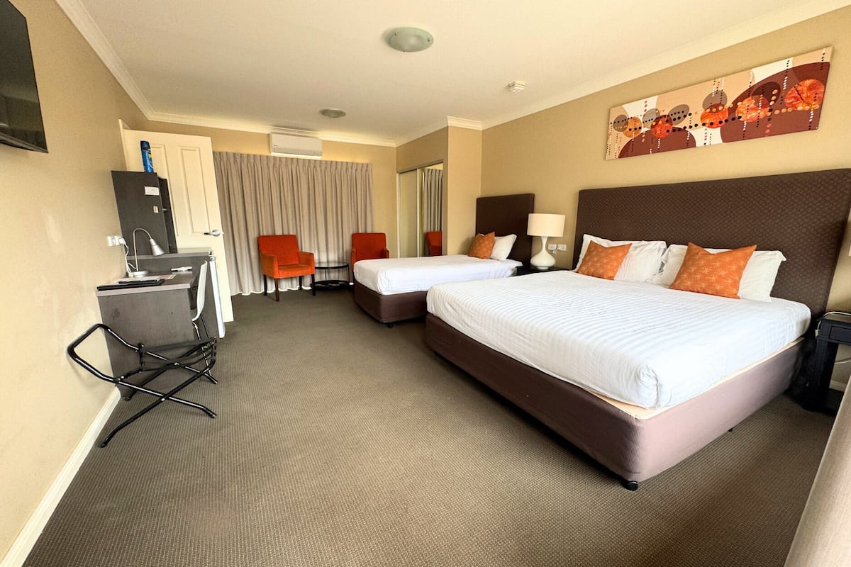 Een bureau, gratis wifi, beddengoed