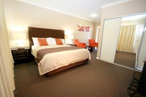 办公桌、免费 WiFi、床单