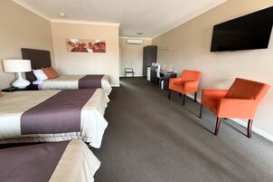 华丽客房, 3 张单人床 (Large Deluxe Room) | 办公桌、免费 WiFi、床单